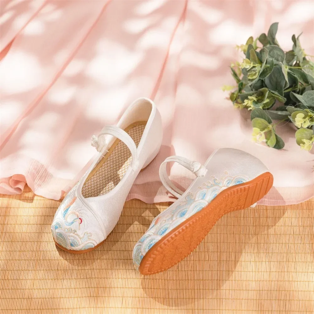 Women's Ethnic Style Floral Embroidered Canvas Shoes (Low Heel) 3 Women's Ethnic Style Floral Embroidered Canvas Shoes (Low Heel) - Image 3